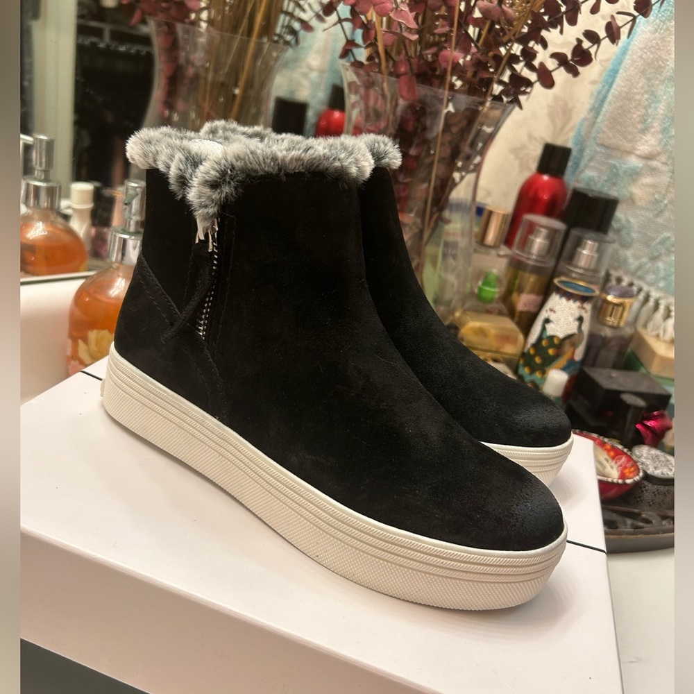 NEW Dolce Vita Tulisa black suede sneakers size 6